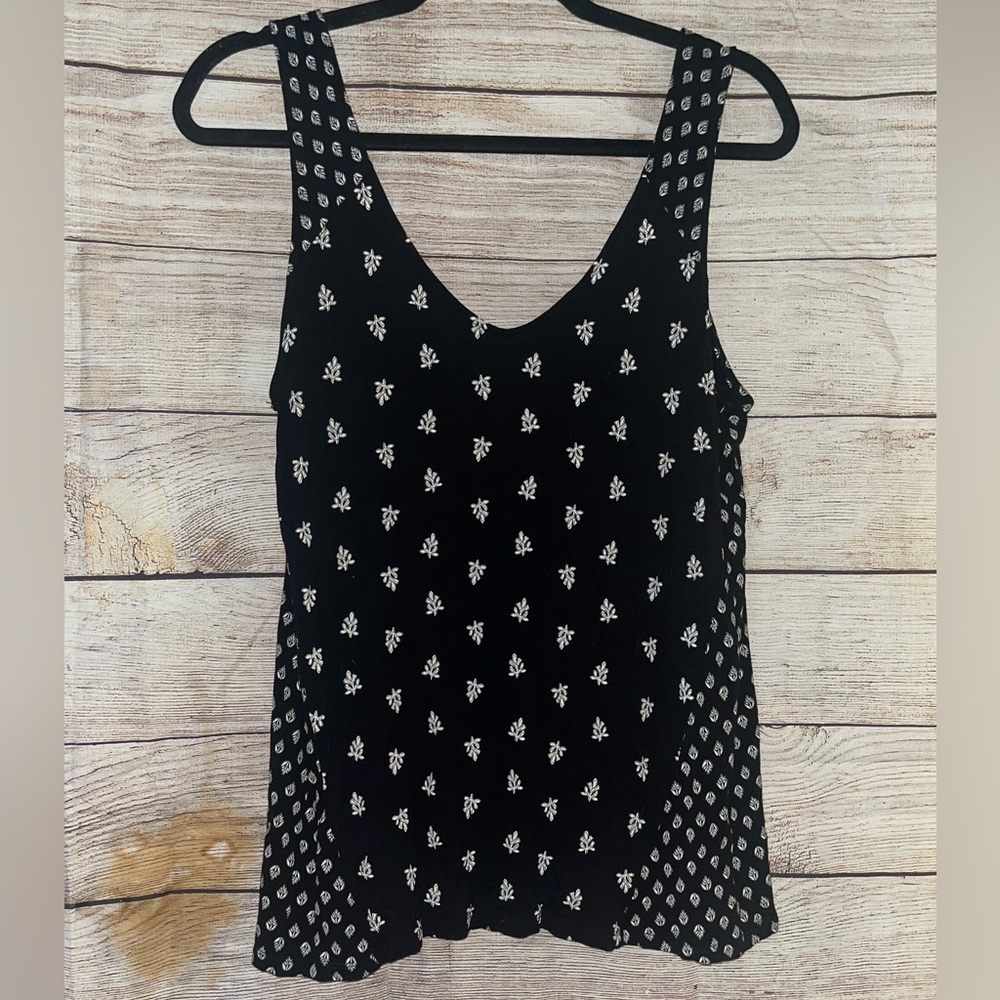 🤎3/$10 Old Navy Black and White Floral Tank Top Size Medium